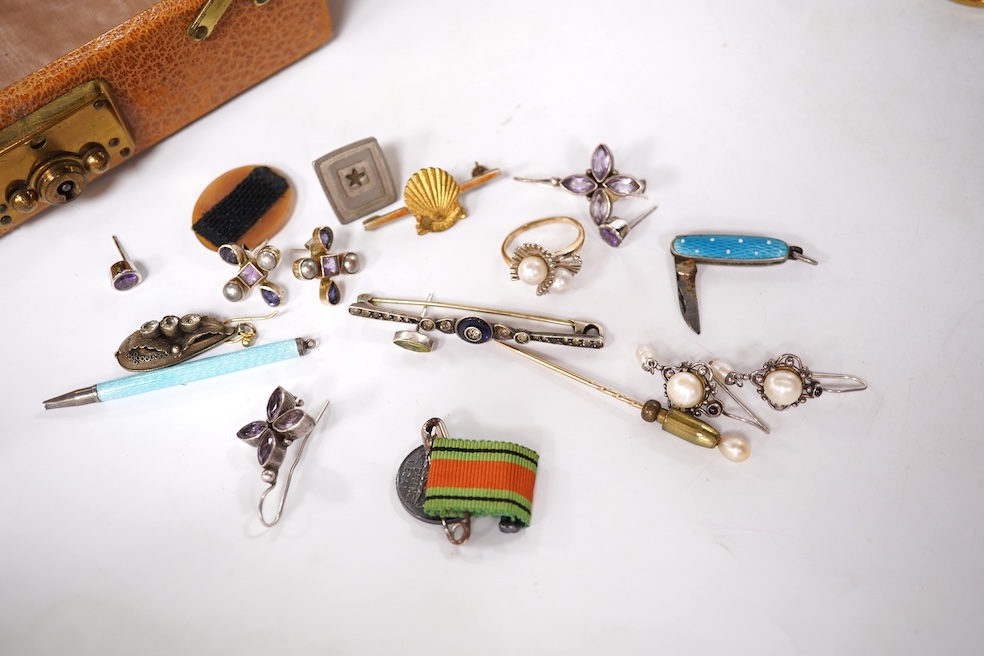 A small quantity of assorted mainly costume jewellery and other items, including a paste set buckle, two cut steel ornaments, a 10k and cultured pearl set ring, enamelled pencil, tortoiseshell lorgnettes, an Edward I Iri